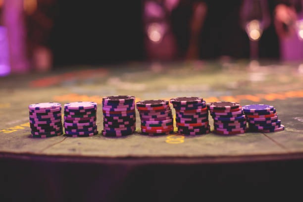 Live blackjack dealer at gebyar4 Ekor Number table with professional card handling and HD broadcast