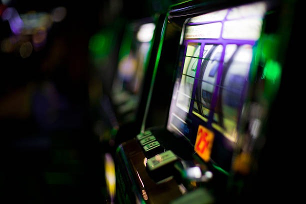 gebyar4 Wild Coaster betting interface showing chip denominations and table limits on mobile and desktop